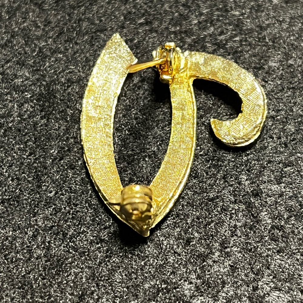 Vintage Gold Plated Cursive Letter
“V” Brooch Fashion - Rare Collectible - Picture 4 of 6